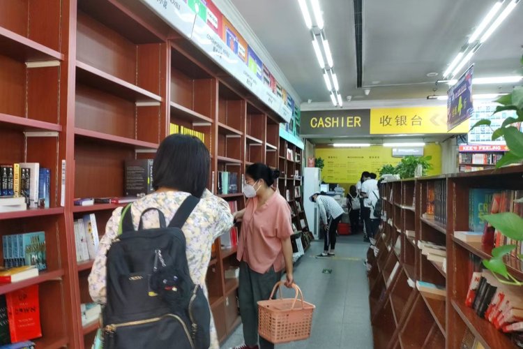 Madness in Wangfujing Foreign Languages Bookstore Ahead of Closure for Renovations