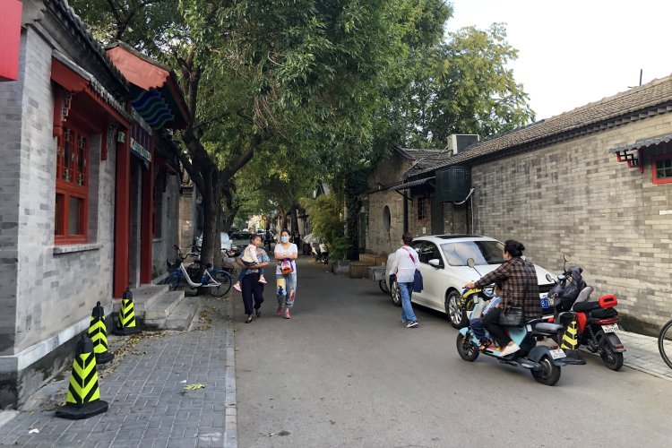 Day &amp; Night Around Beiluoguxiang 
