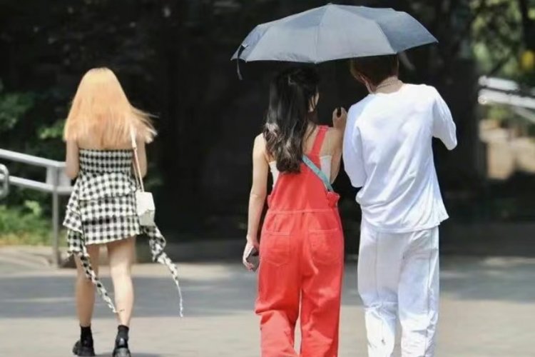 Beijingers Pull on Tricks to Stay Cool in Summer