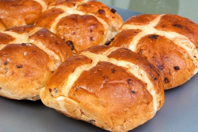 Satisfy Your Hot Cross Bun Cravings With These Spots