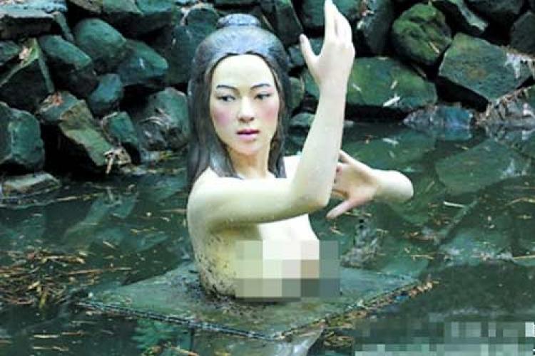 On Giant Robots, Cluster-Boobs, Bare Bellies and Other Works of Public &quot;Art&quot;