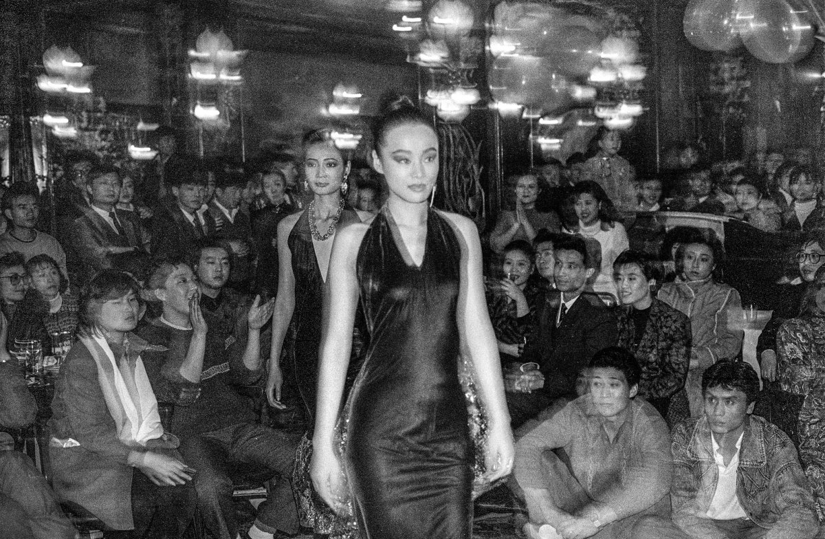 Pierre Cardin fashion show at the newly opened Maxim's, a replica of his glamorous restaurant in Paris - Beijing, 1985