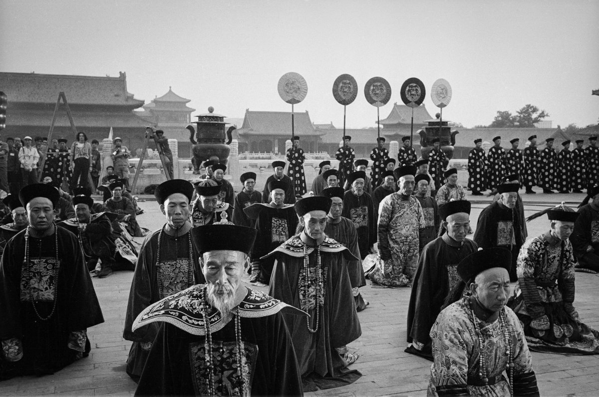 Courtiers take up position in the center of the Forbidden City during a scene in the filming of The Last Emperor directed by Italian legend Bernardo Bertolucci - Beijing, 1985