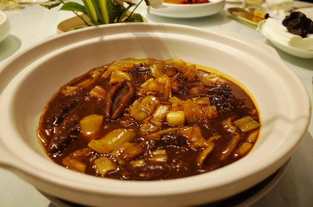 Braised isinglass, sea cucumber with leeks, and sharks fin