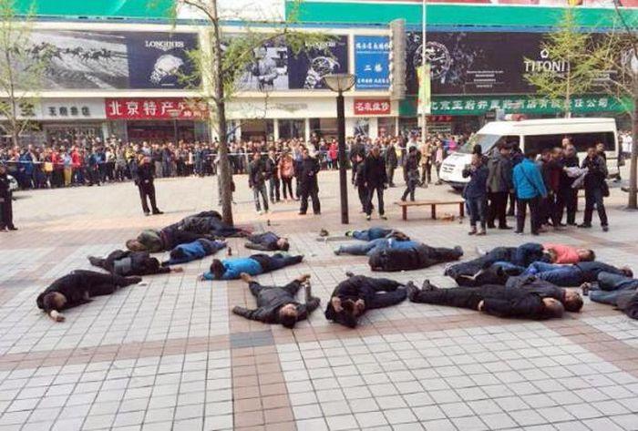 Taxi Drivers from Heilongjiang Attempt Suicide in Wangfujing: Reports