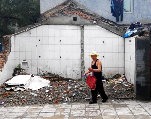 Good Morning Beijing July 31, 2014: AQI 269; This Is Not a Love Story; Gulou Goodbyes; French Windows 1 BR + Study