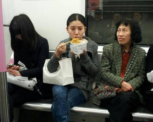 RÃ©sultat de recherche d'images pour "eating food on subway"