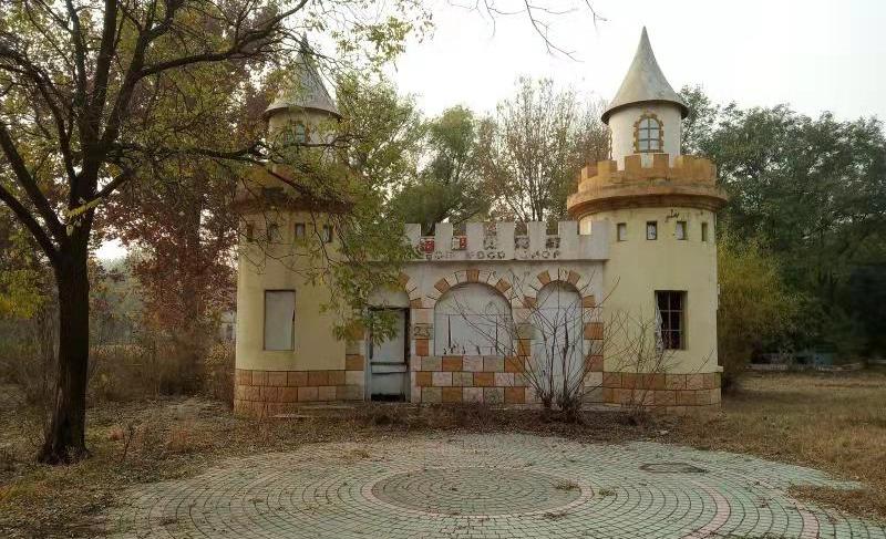 Exploring the Dried-Up Husk of Floating Dragon Amusement Park