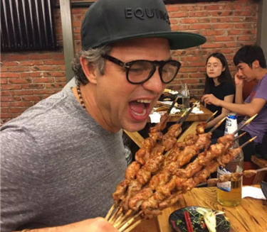 Mark Ruffalo Visits Beijing, Really Likes 串儿