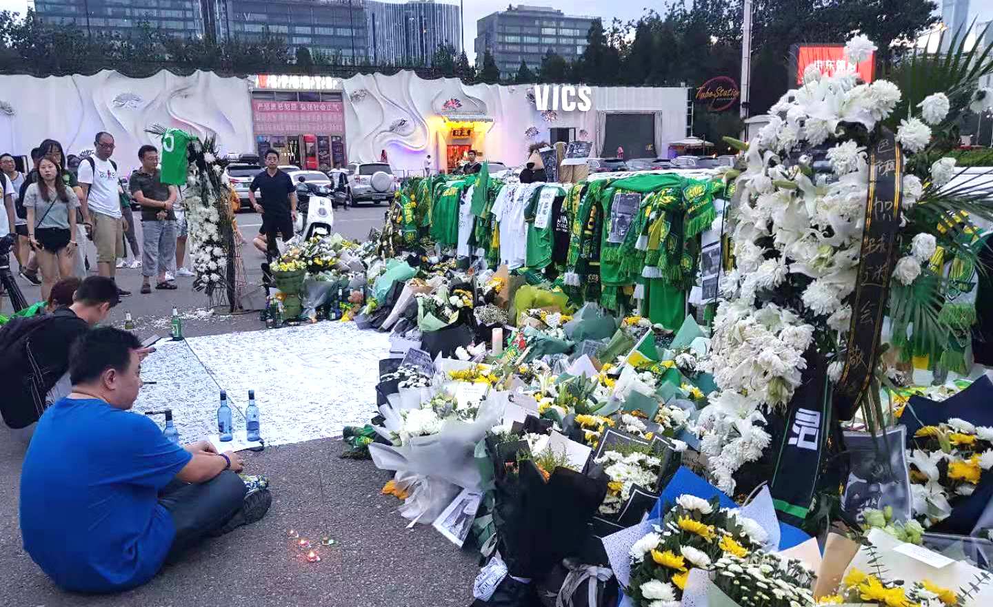 Fans Honor Former Guo&#039;an Player&#039;s Death With Huge Memorial at Workers&#039; Stadium