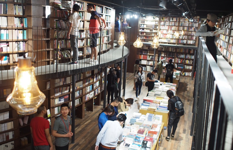 Sanlian Taofen 24-Hour Bookstore Wants to Make Dirty Bar Street Clean Again