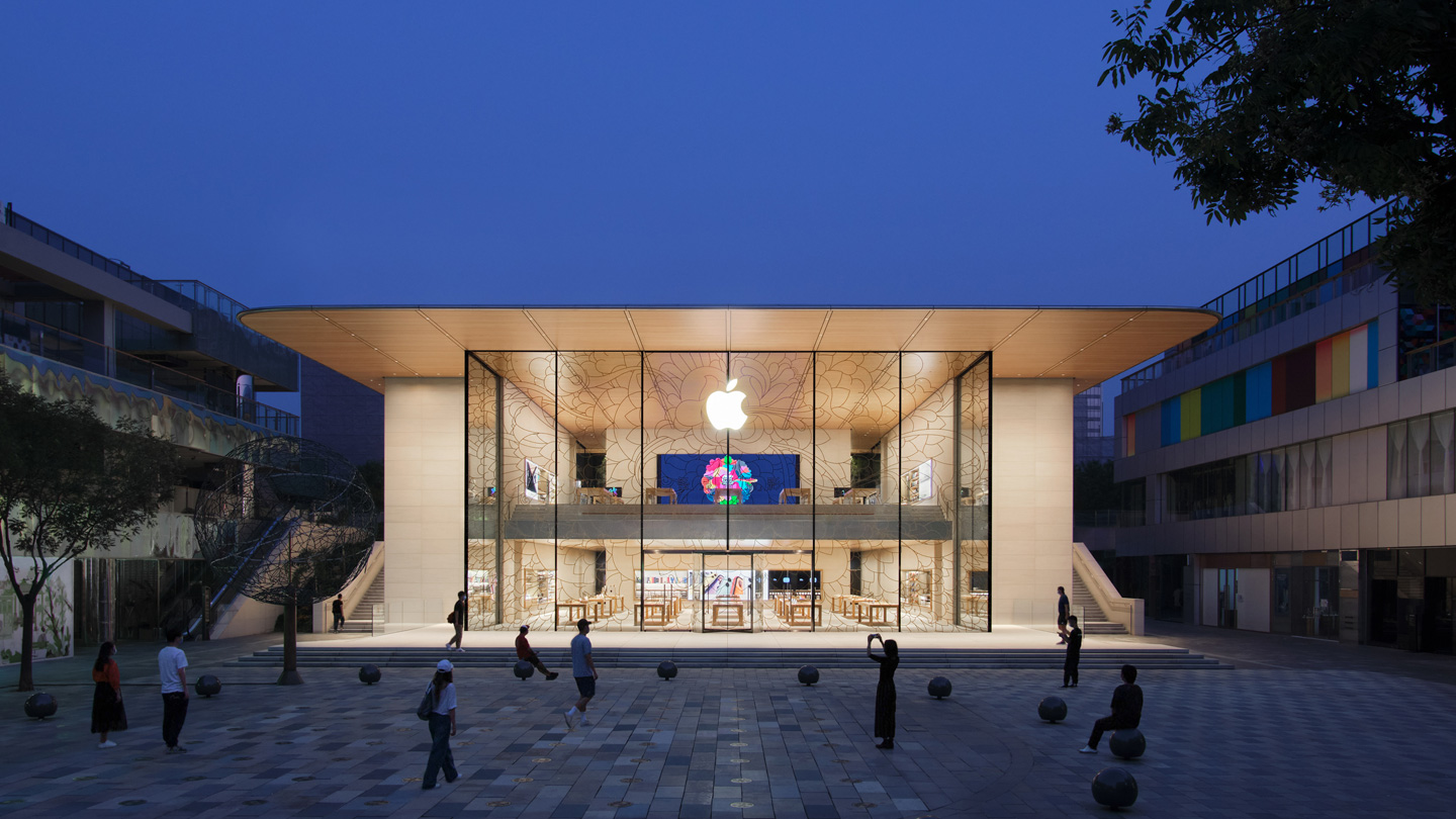 New SLT Apple Store Draws a Crowd on Its First Day