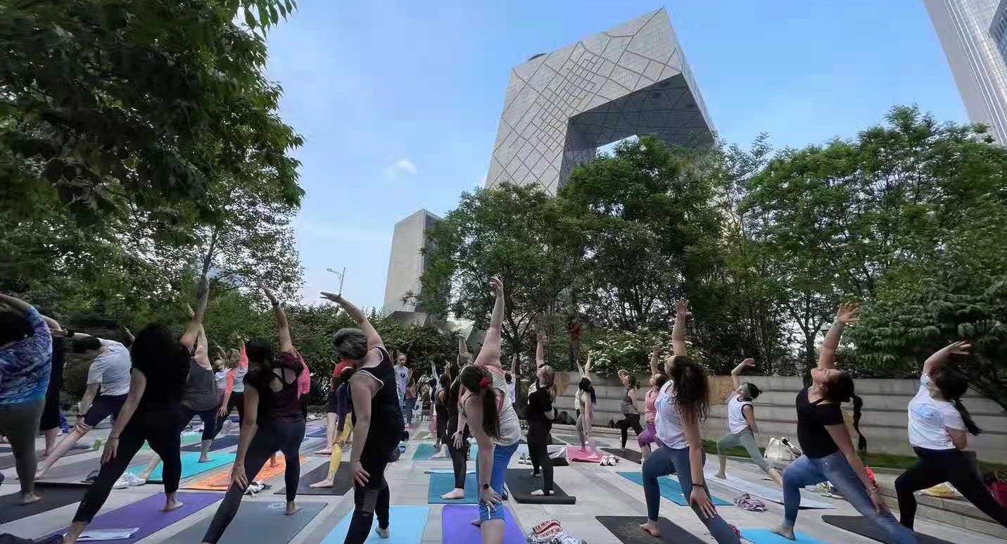 Yoga in the City (and Online) Makes Stretching Sore Muscles More Fun