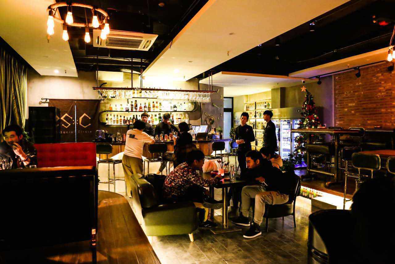 Friendly Vibes and Cheap, No Frills Cocktails Abound At Xinzhong Jie&#039;s Social Circle