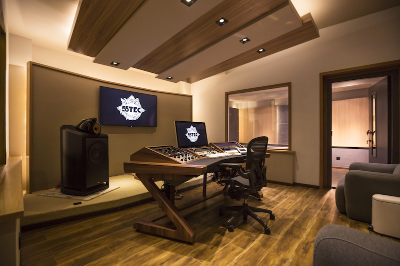Ready to Rock: China&#039;s First World Class Recording Studio Up and Running in Beijing; Draws Cui Jian, Bruce Liang, and Other Stars
