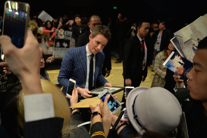 R1: Eddie Redmayne (小雀班) and Fantastic Beasts Costars Charm Beijing Fans at Red Carpet Event