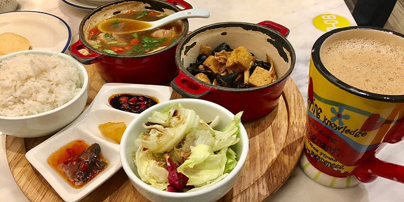 Yuet Da Sing Brings Cheap Singaporean Food and Vacation Vibes to Raffles City