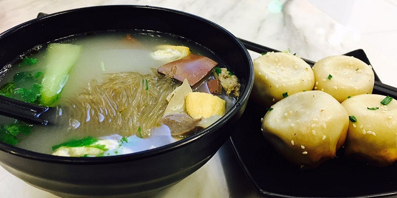 R Street Eats: RMB 25 Pan-Fried Baozi and Duck Blood and Vermicelli Soup to Arouse Your Appetite in Steaming Summertime