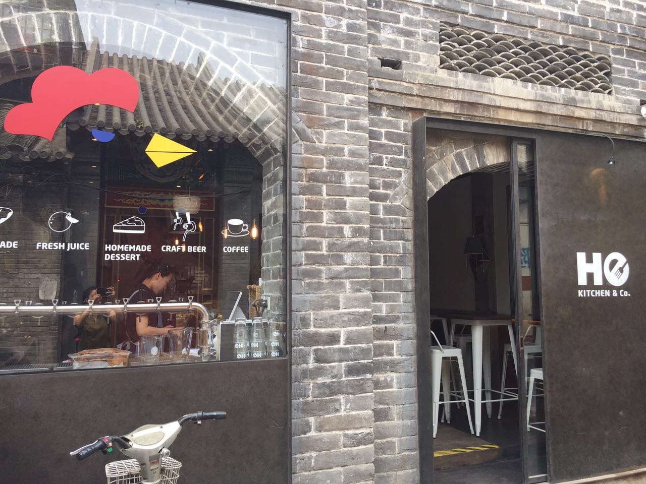R Burger Brief: Enjoy Tasty Burgers at He Kitchen &amp; Co.&#039;s Ingenious Wudaoying Hutong Space