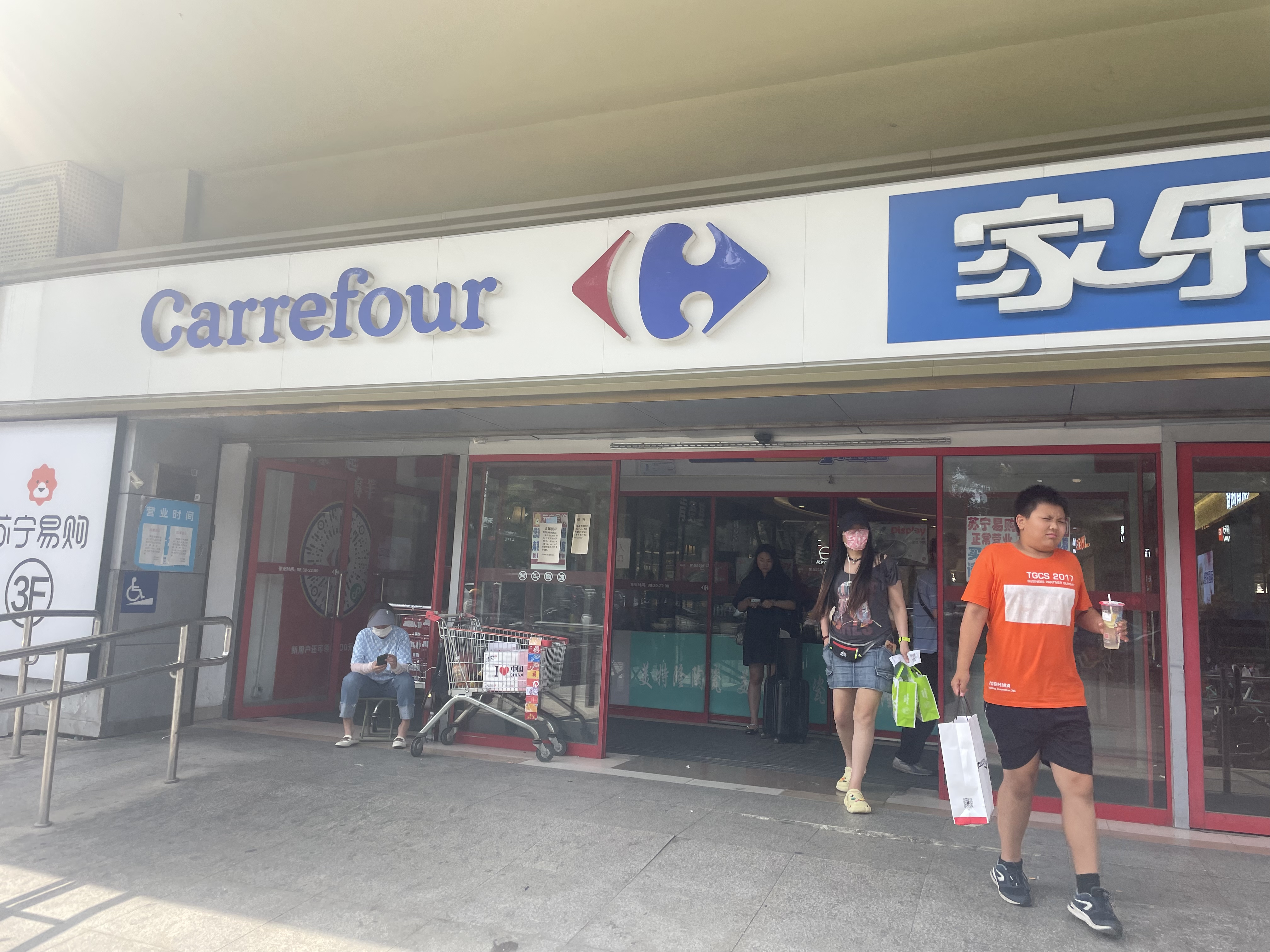 Carrefour&#039;s Struggles: Stock Shortages &amp; Shopping Card Woes