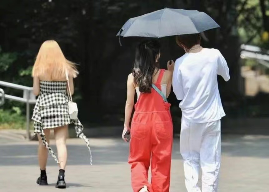 Beijingers Pull on Tricks to Stay Cool in Summer
