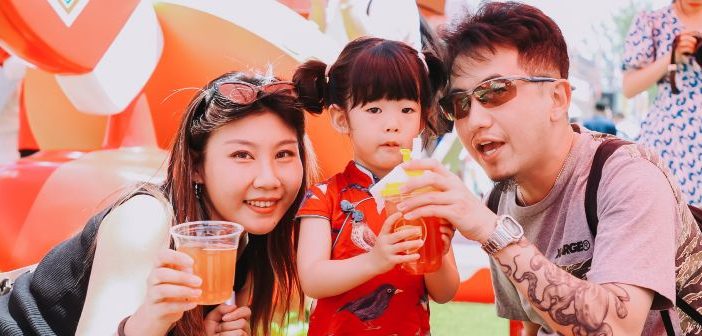 How to Be the "It Parents" at Juicy Burger Fest With a Baby How to Be the "It Parents" at Juicy Burger Fest With a Baby