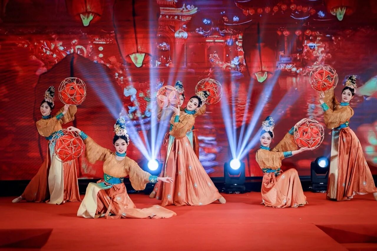 The Folk Allure of the Rolling Lantern
