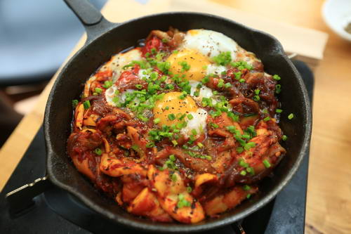 Let&#039;s Do Lunch: The Rug Chef Kevin Kong&#039;s Healthy and Savory Shakshuka