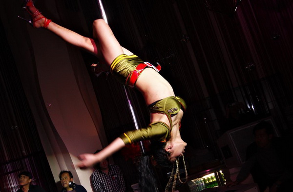 Zeta_Bar_Pole_Dancing_2010_Beijing02