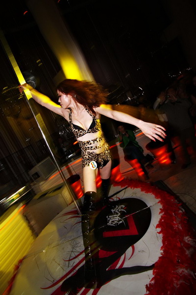 Zeta_Bar_Pole_Dancing_2010_Beijing07