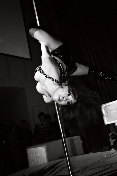 Zeta_Bar_Pole_Dancing_2010_Beijing08