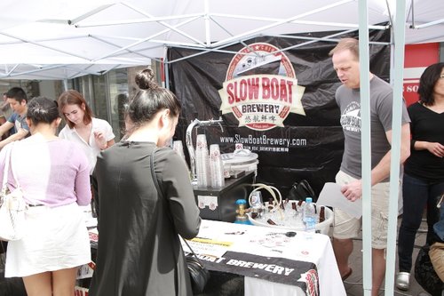 Beijing's best and brightest descended upon Shuangjing's Pingguo Shequ on Saturday for family fun, free chili and a whole host of entertainment in the form of dancing, live music, face painting and bouncy castles.